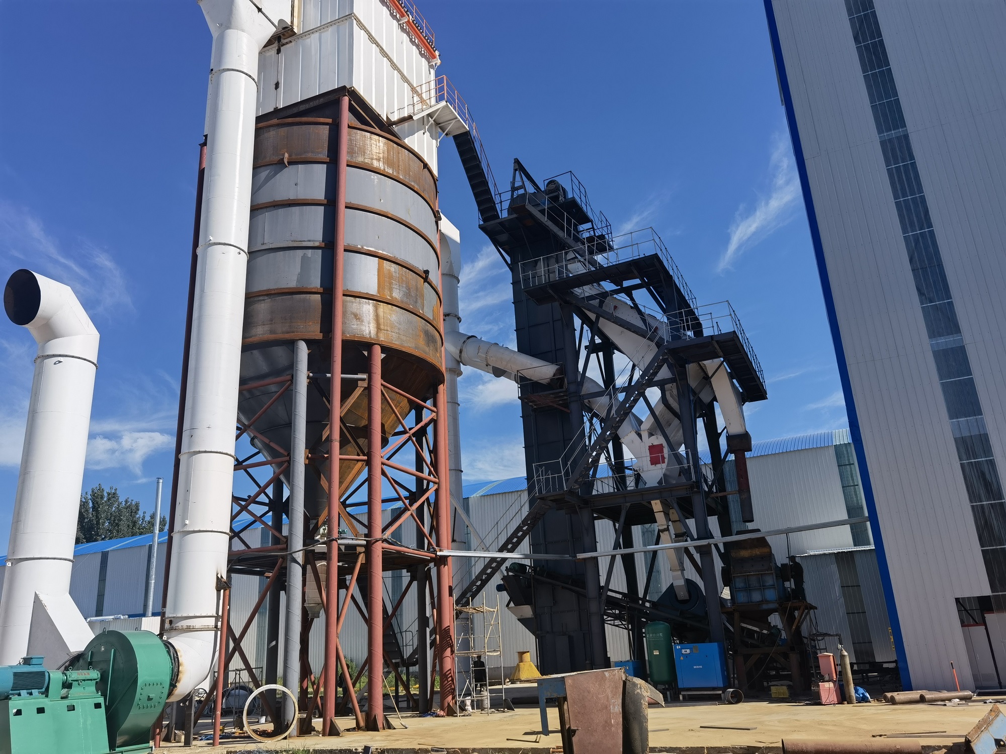 投資石灰石制砂生產(chǎn)線如何選擇設(shè)備？制砂樓怎么樣？